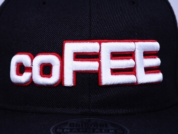 3D embroidery with contrasting contour